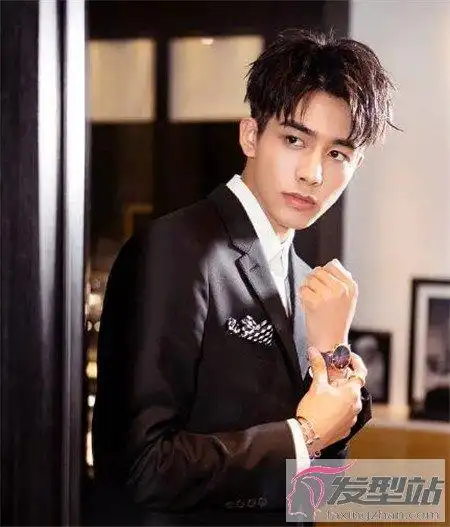 男生留什么刘海帅气 个性心形逗号刘海了解一下