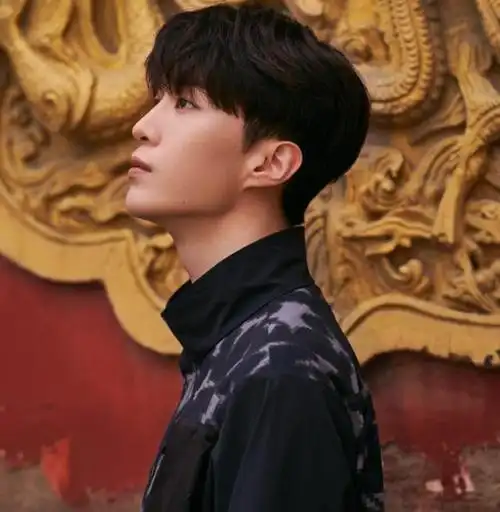 范丞丞晒九宫格日常照面对怼脸拍五官精致谁料肌肤状态看呆我