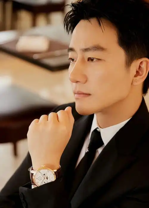 黄轩这组图本来很帅的可是中间好魔性啊