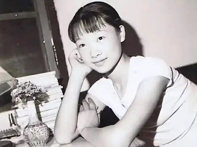 她被誉为军中花仙子,连续15年上春晚,男友患癌离世,53岁仍单身_吕薇