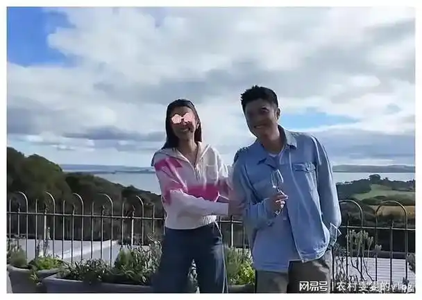 张子萱夫妇大秀恩爱,女方逛街搂陈赫胳膊,合影甜蜜又俏皮像热恋