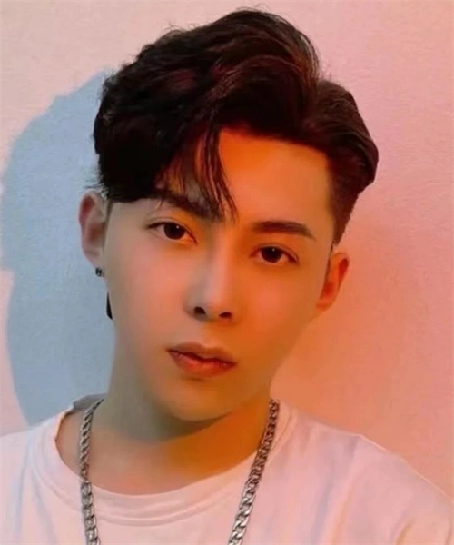 男生侧背头发型 成熟稳重超百搭_时尚男发 - 美发站