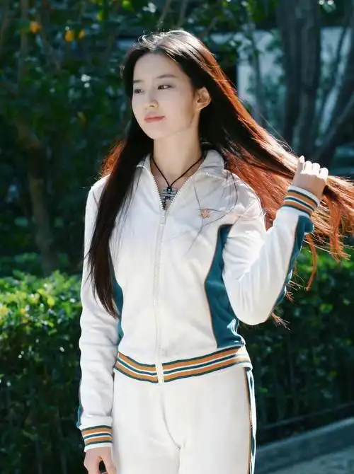 刘亦菲17岁跑步旧照曝光,青春灵动宛若仙女下凡,一颦一笑太养眼|素颜