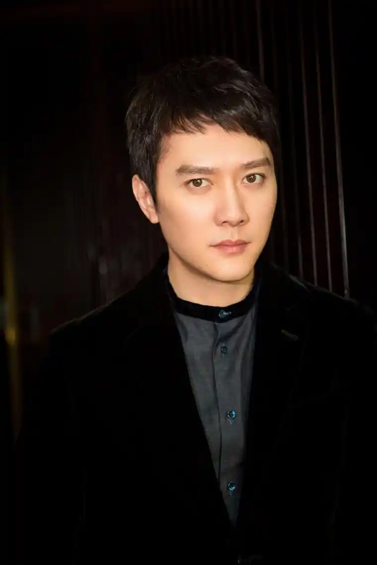 冯绍峰帅气儒雅发布会写真图片