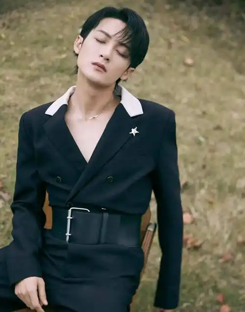 男明星最爱"束腰西装":任嘉伦两次都出圈,许凯檀健次让人惊艳_感觉