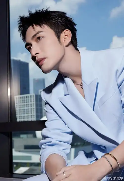 青年演员@张彬彬vin昨日亲临宁波阪急tiffany & co.