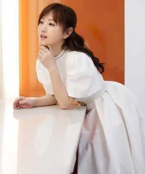 原创48岁杨钰莹近照太美身着一袭白衣宛若仙女笑容可掬太养眼