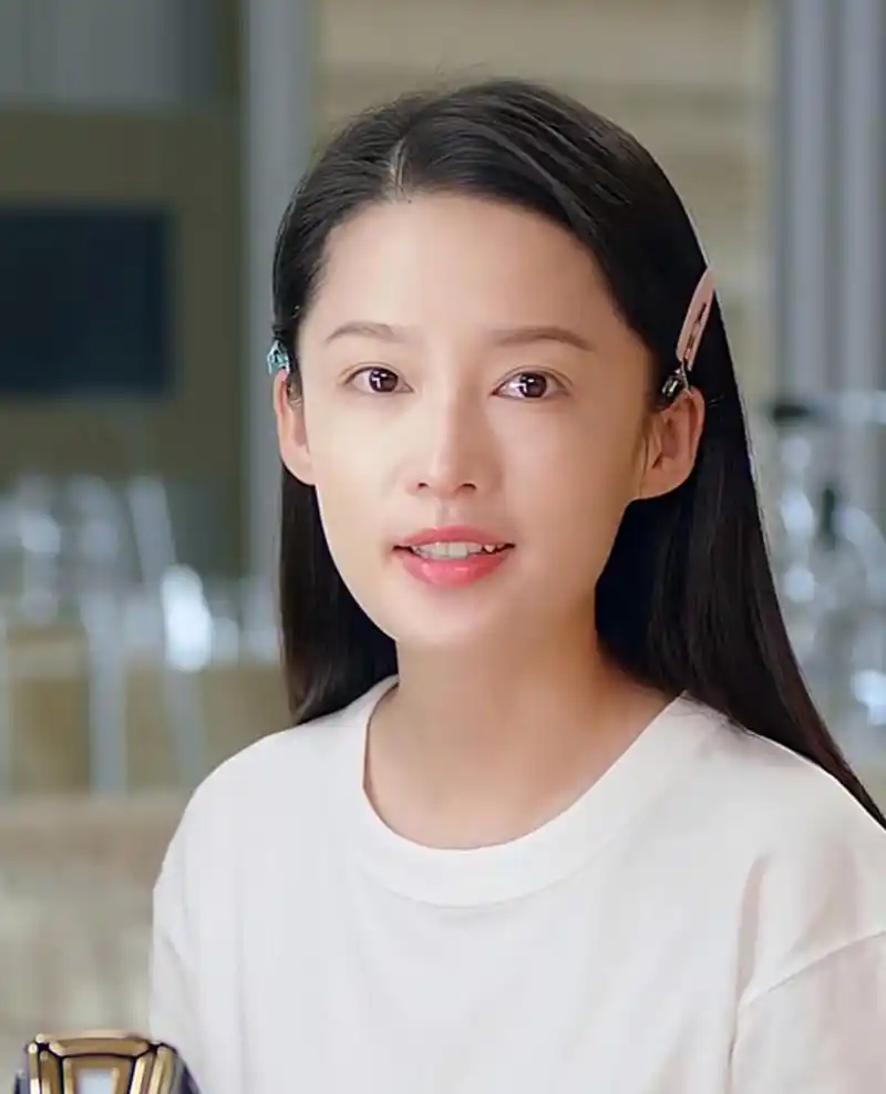 李沁近距离展示自己的颜值,她的双眼皮特别自然,不化妆的时候眼睛也亮