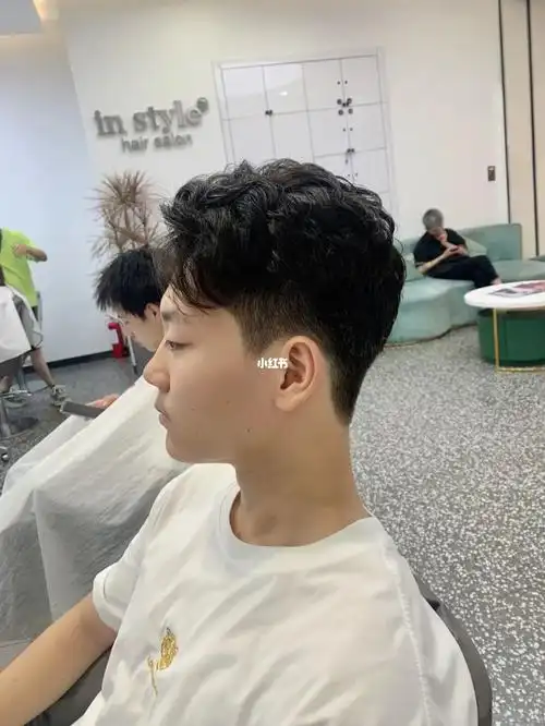 定位烫,一款自然吹干就很有型的烫发,阳光帅气,头发不会再服帖,蓬松