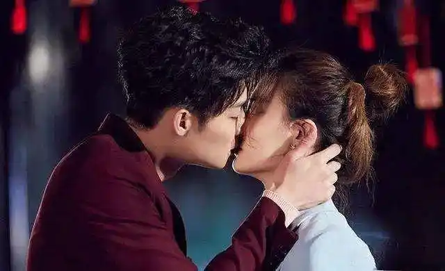 黄轩对她一见钟情,多次表白惨遭拒绝,如今和男友幸福恩爱她是谁?