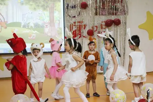 启明星幼儿园开展芒果绘本剧"爱的脚印"专场汇演