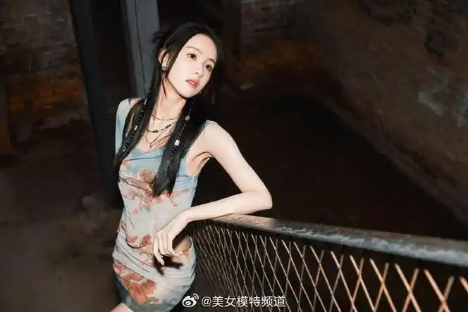 陈都灵热裤辣妹风穿搭时髦头戴墨镜展现都市性感