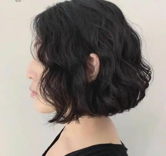 而且对于很大一部分的可爱女生来说,波波头如果用烫卷发发型来打造的