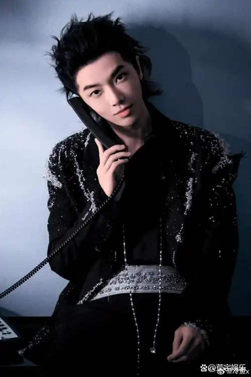 😍这款造型让华晨宇的颜值瞬间飙升,让人不禁为之倾倒!