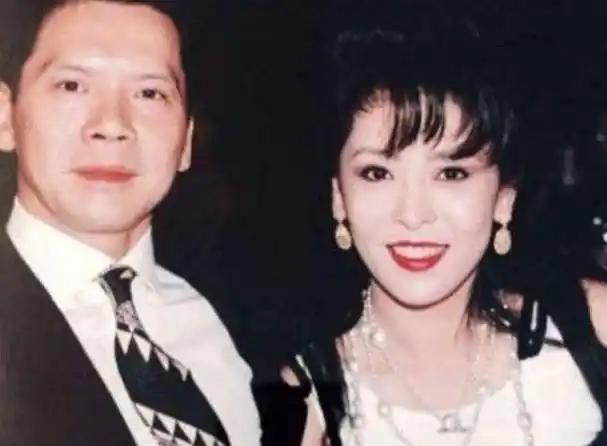 有人说是因为丁佩忘不了李小龙,也有人表示其实是因为向华强遇到了