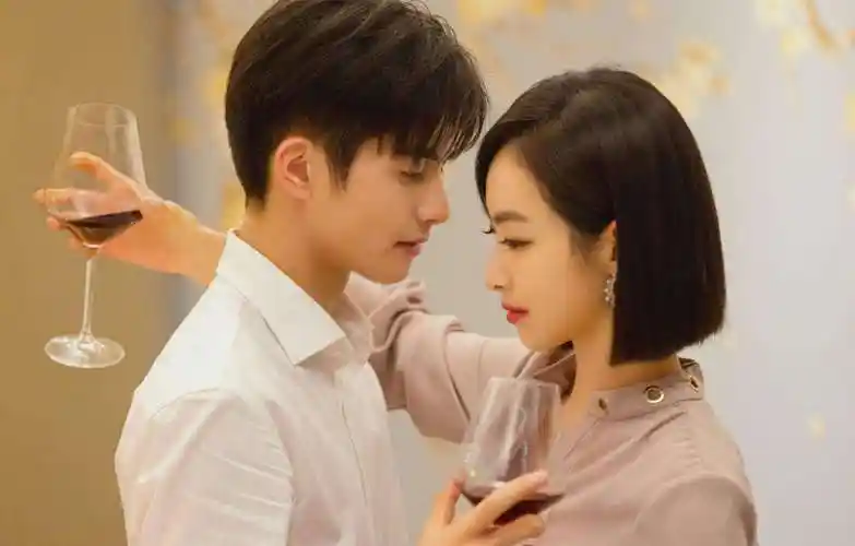 男女主相差19岁,亲密合照像极了热恋情侣_电视剧_秦岚和_王鹤棣