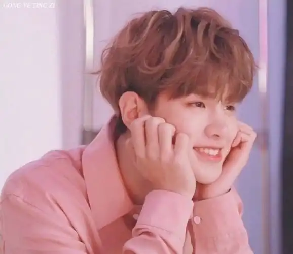 黄明昊粉色外套