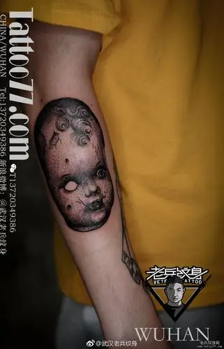 小臂娃娃脸纹身图案