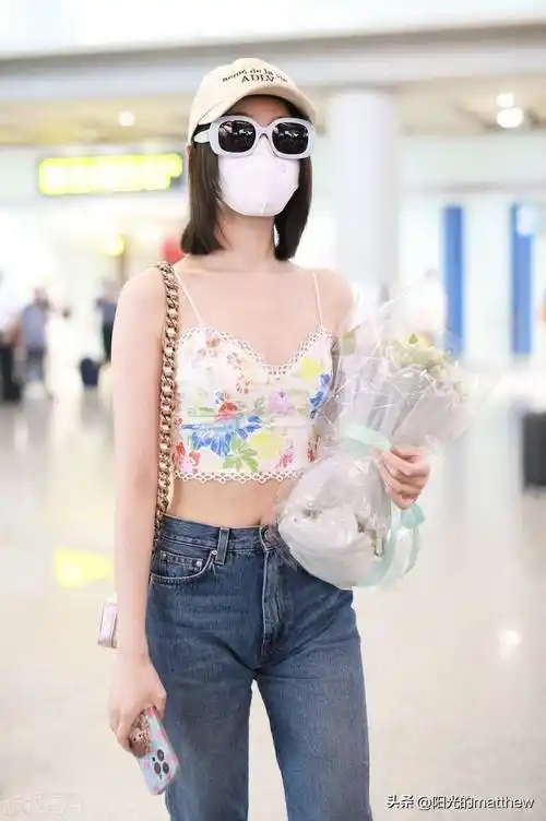 街拍:毛晓彤印花背心 修身裤 墨镜时尚清爽_机场_上海