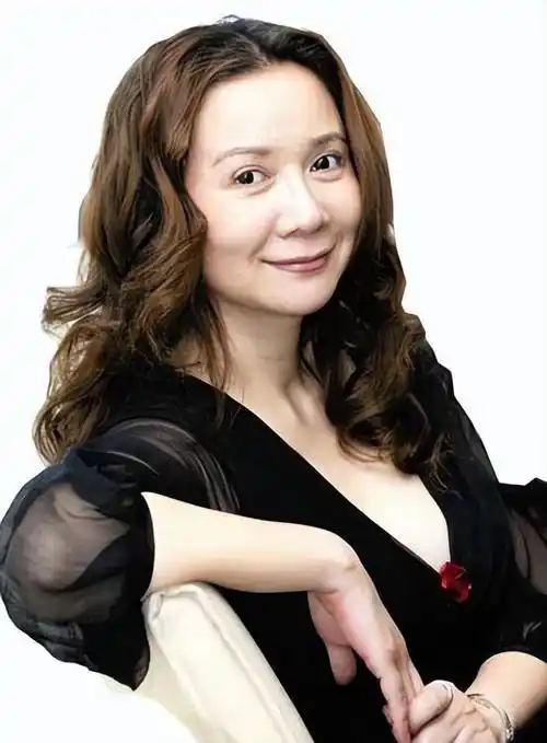 47岁金巧巧大变样,脸部奇怪变男相,网友:整容尽头是蔡明_公主_孔雀