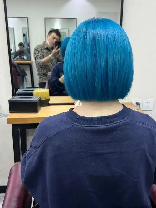 蓝色头发06染完白了几个度真的简直不要太好看了夏天真会让人心动