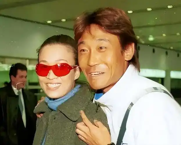 回顾那英为爱生下一子分手后带儿子嫁给男闺蜜如今生活怎样了