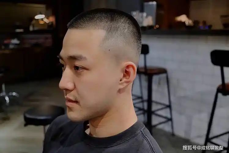 到了中年后,为什么很多人都"剃光头",看这三点你就明白缘由了