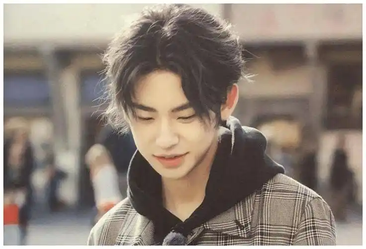 王琳凯音色很好听,又很少年,个性鲜明,这是优点也是缺点