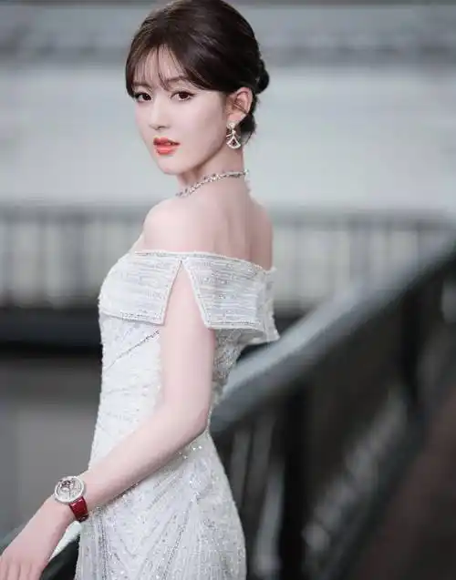 「赵露思」一袭抹身材裙,星河摇曳,明星时尚写真美图