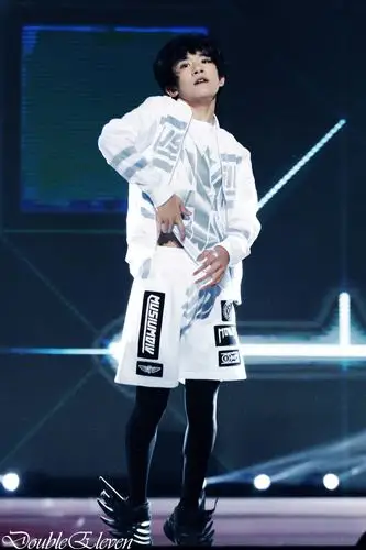 tfboys易烊千玺 150413 第15届音乐风云榜 高清 cr.logo 舞担 撩衣服!