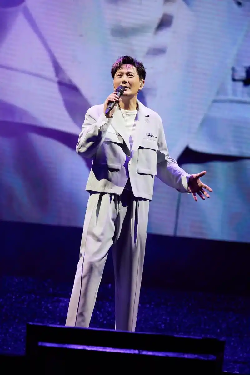 张信哲未来式2.0巡演惊喜不断,石家庄站与歌迷分享手帐书新动态