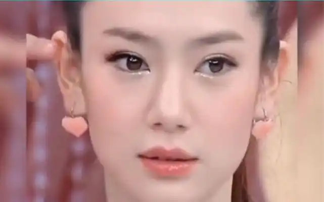 刚出道的戚薇谁看了不说一句甜妹!这也太像小白兔了吧!