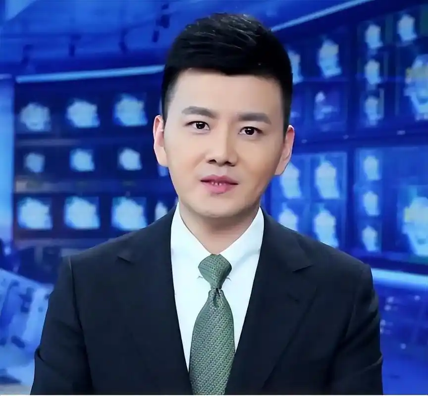 新闻联播严於信个人资料:33岁主持《新闻联播》,娶圈外美娇妻,爱情