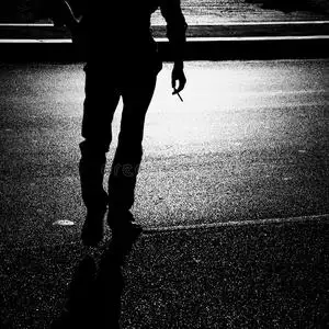 抽烟的男人照片