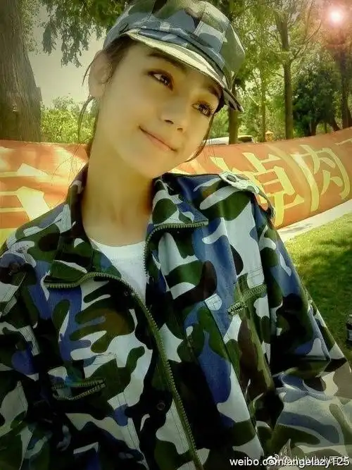 [迪丽热巴][分享]180916 迪丽热巴从小美到大系列照片 人群中一直是亮