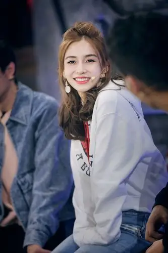 组图angelababy卫衣牛仔裤清新可爱半丸子头妆容精致笑容甜美