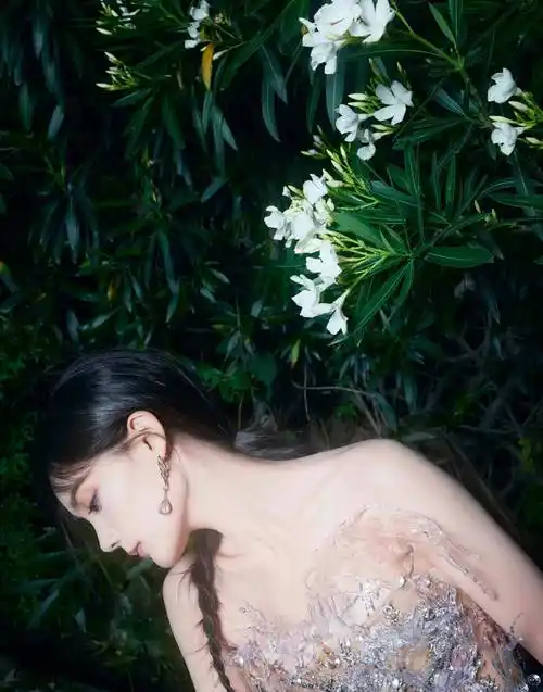 李一桐在花园里的照片穿着隐形萌裙,清凉优雅清纯又充满肉欲_刚从