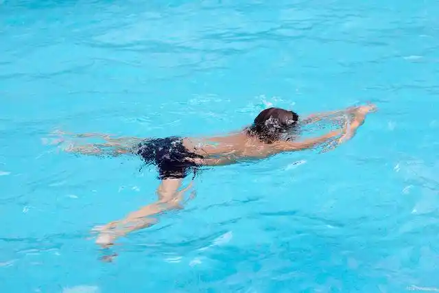 蛙泳是竞技游泳姿势的一种,因模仿青蛙游水动作而取名.