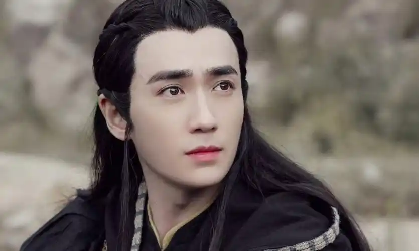 朱一龙出道十年,一人分饰两角的黑袍使出现,毅然决然让他的演技被看见