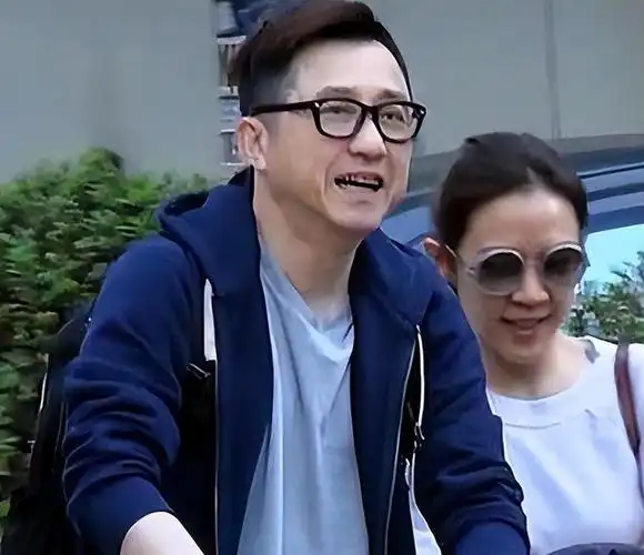 庾澄庆携哈利继母参加儿子毕业典张嘉欣气质出众未见生母伊能静