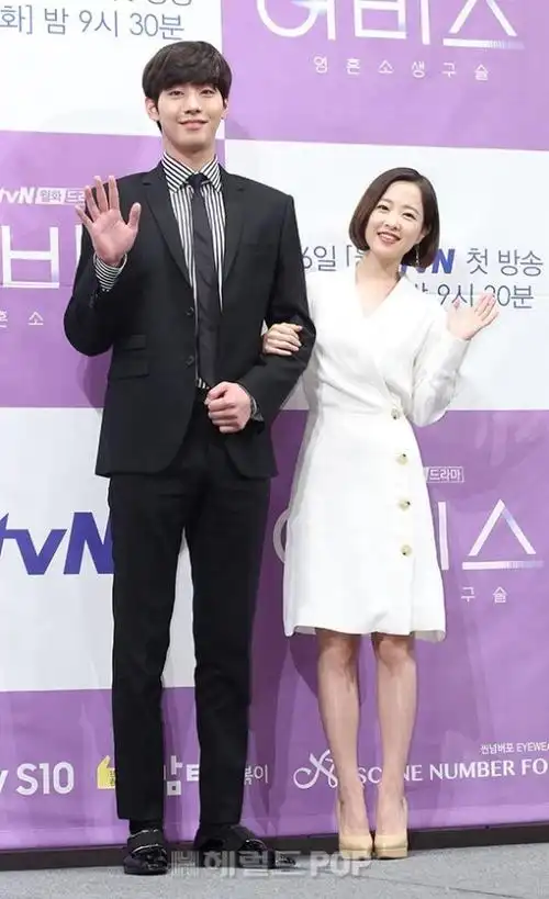 朴宝英安孝燮出席新剧制作发布会 挽手比心上演"最萌身高差"【组图】