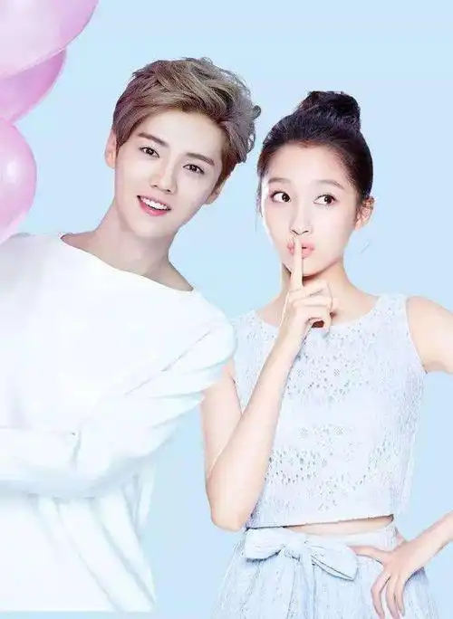 鹿晗关晓彤相差七岁甜甜爱情,鹿晗疑似在线催婚?