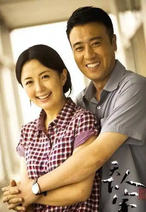 于和伟:和小14岁女星传绯闻,结发妻子也是演员,不是杨童舒_宋林静