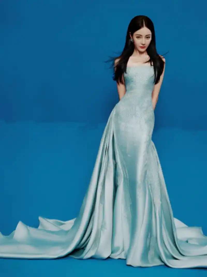 近日,一组迪丽热巴的美照在网上曝光,引发了广大网友的热议.