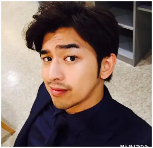 陈意涵夫妇大晒近照,携陈柏霖一同健身,颓废合照略显沧桑之感