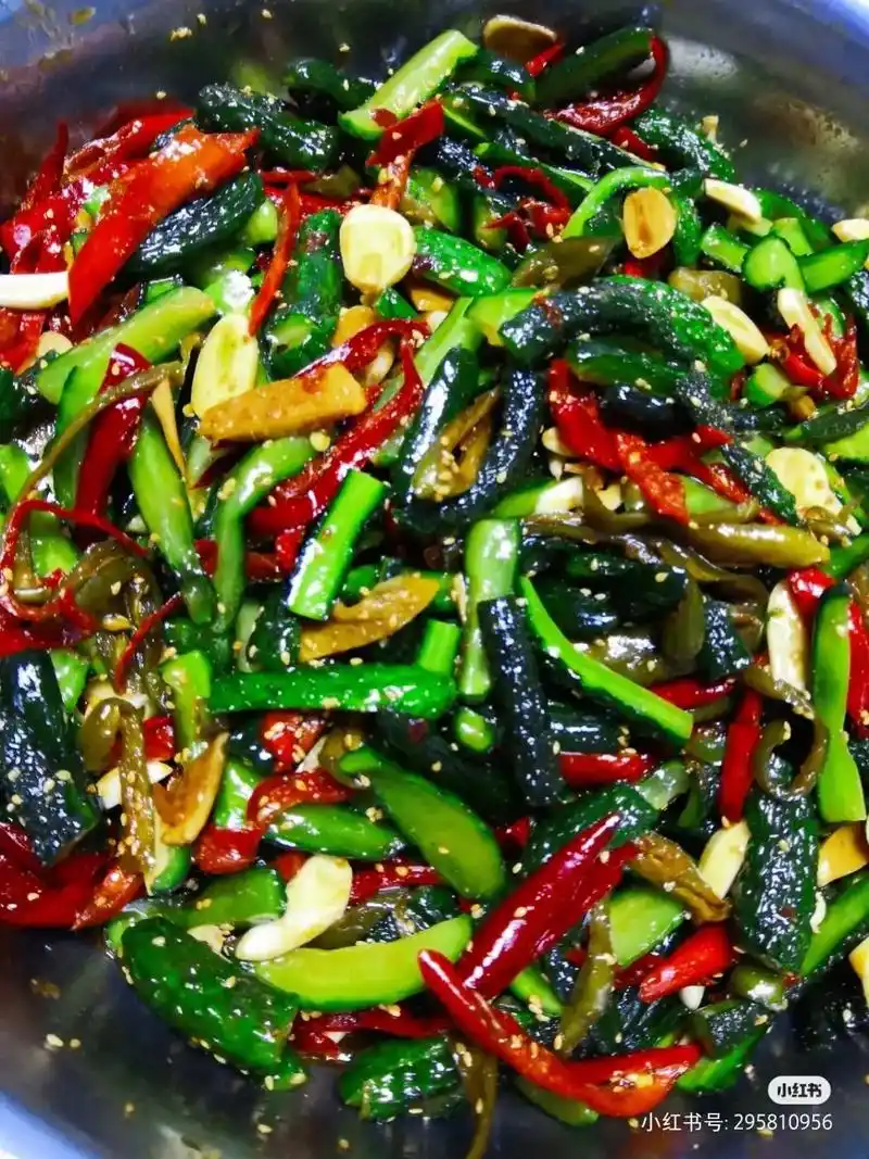 二姐纯手工咸菜.品种有秘制小黄瓜,牛肉辣椒酱,蒜茄子,芥菜丝 - 抖音