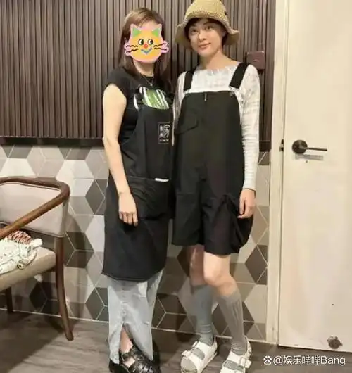 当日,餐厅老板娘在社交媒体上晒出了一张与孙俪的合照,并称赞孙俪真人