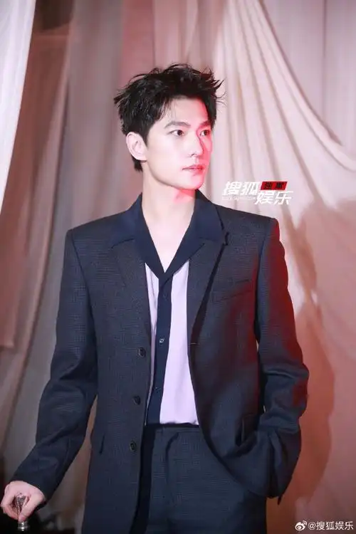 杨洋暗纹西装##杨洋撞色拼接内搭