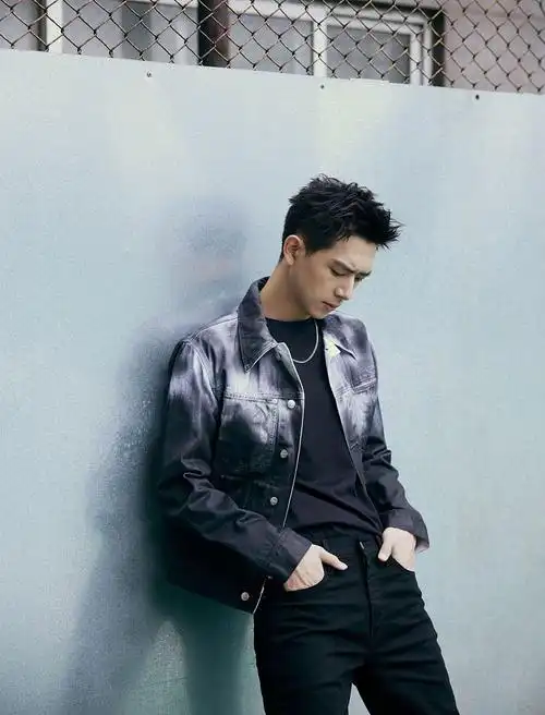 李现写真留个性刺猬头眼神不羁 穿扎染牛仔身形修长展型男魅力|李现