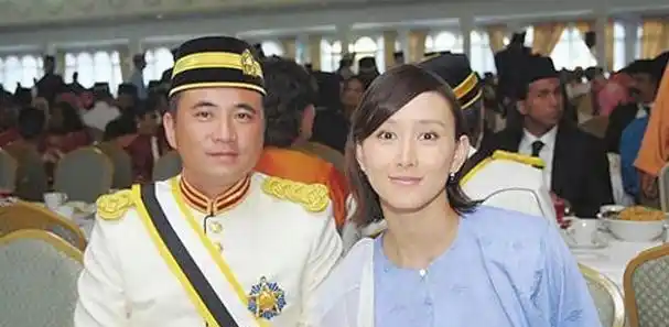 尽管这个男人比胡静大了12岁,而且身价高达五十亿,但胡静对他并不感